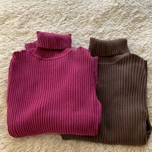 🌸🤎 chunky ribbed cotton blend stretchy fabric turtlenecks. One brown one pinky